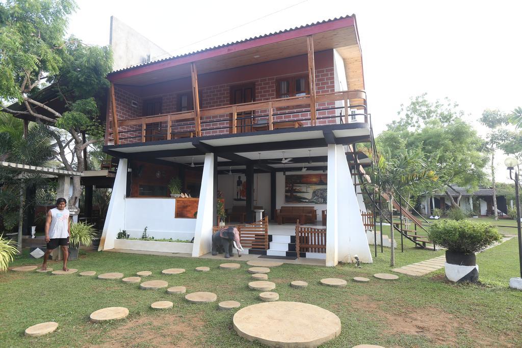 Eco Hotel Black & White - Anuradhapura Mihintale Kültér fotó