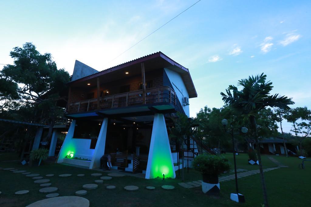 Eco Hotel Black & White - Anuradhapura Mihintale Kültér fotó