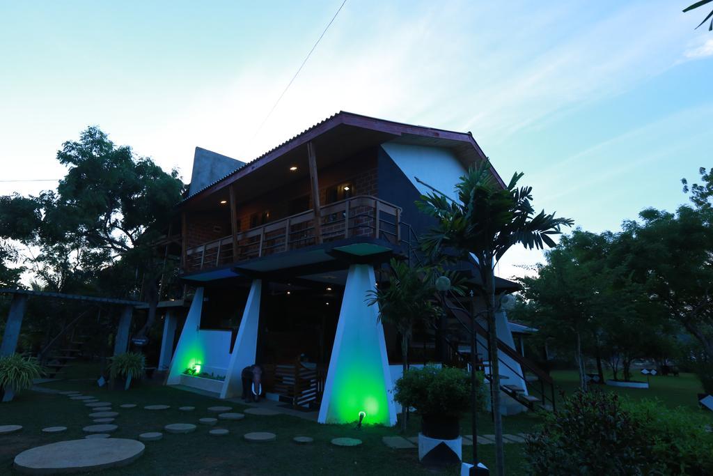 Eco Hotel Black & White - Anuradhapura Mihintale Kültér fotó