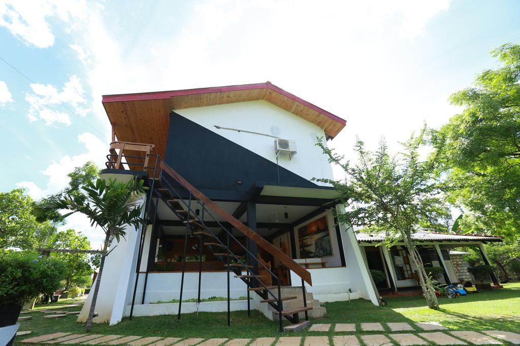 Eco Hotel Black & White - Anuradhapura Mihintale Kültér fotó