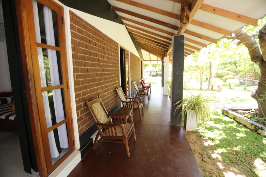 Eco Hotel Black & White - Anuradhapura Mihintale Kültér fotó