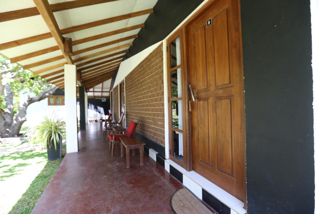 Eco Hotel Black & White - Anuradhapura Mihintale Kültér fotó