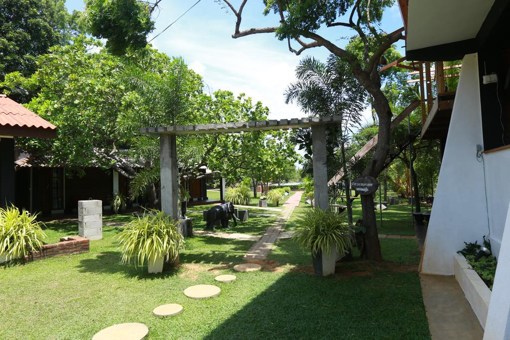 Eco Hotel Black & White - Anuradhapura Mihintale Kültér fotó