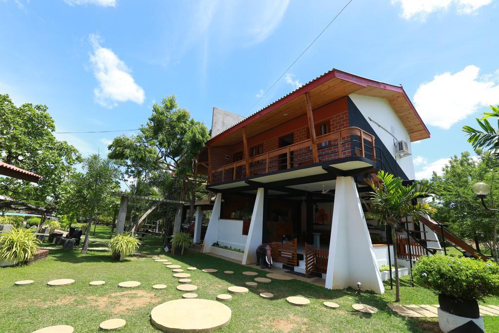 Eco Hotel Black & White - Anuradhapura Mihintale Kültér fotó