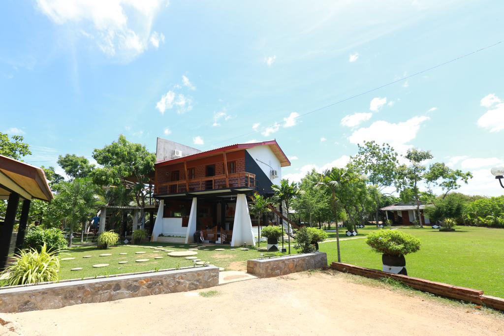 Eco Hotel Black & White - Anuradhapura Mihintale Kültér fotó