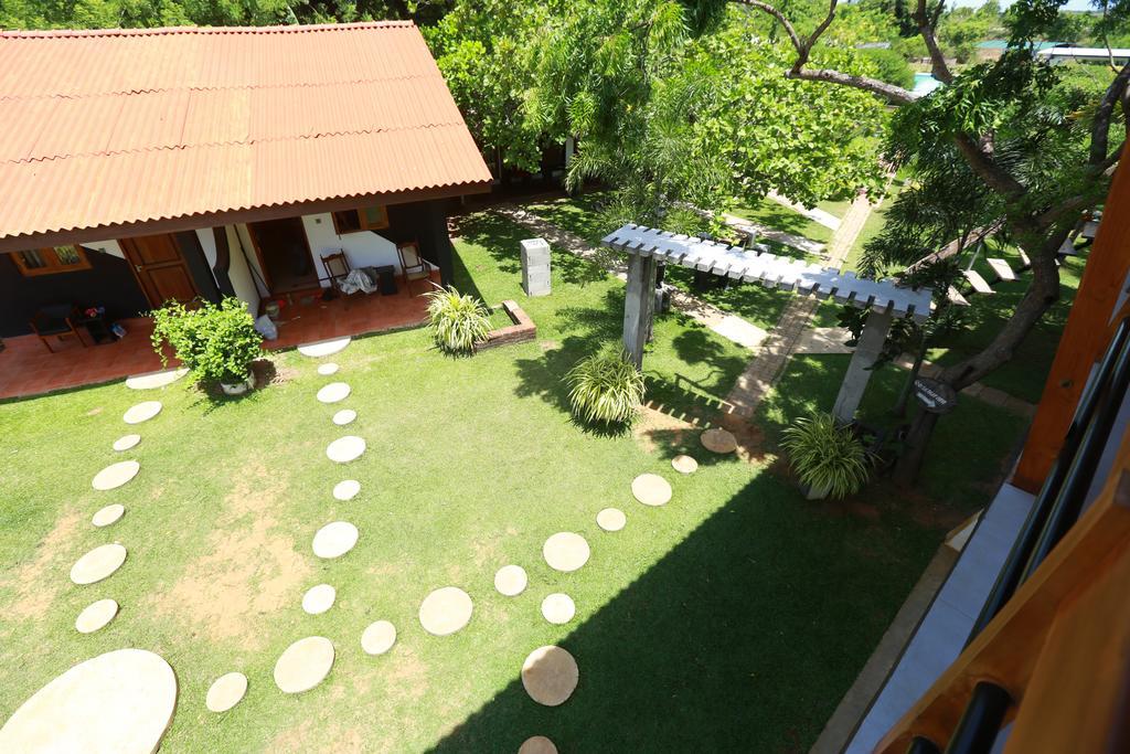 Eco Hotel Black & White - Anuradhapura Mihintale Kültér fotó