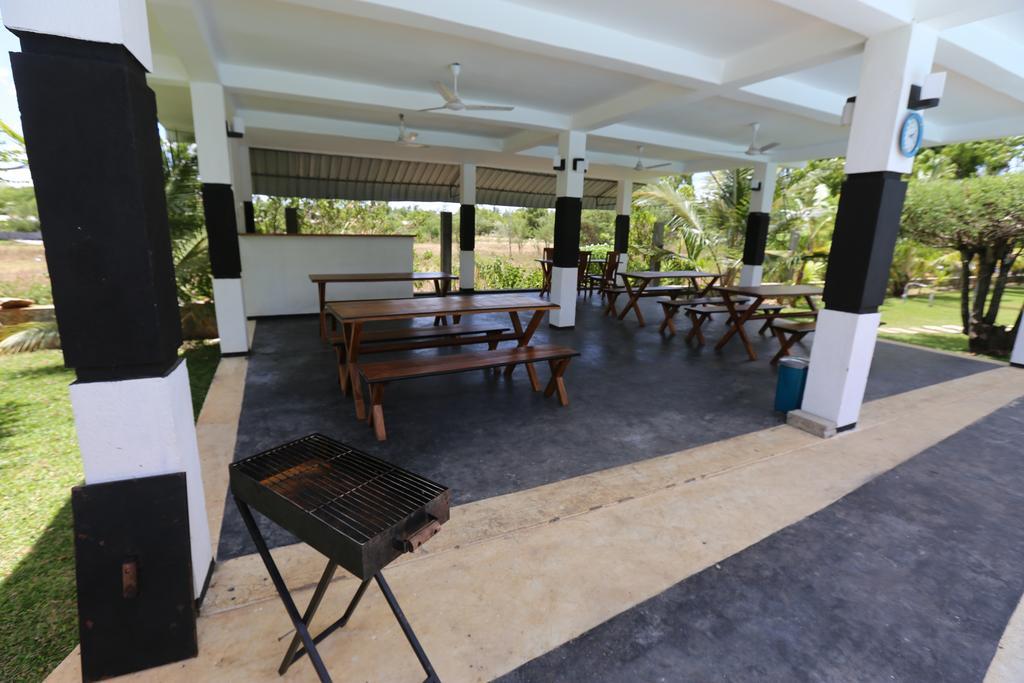 Eco Hotel Black & White - Anuradhapura Mihintale Kültér fotó