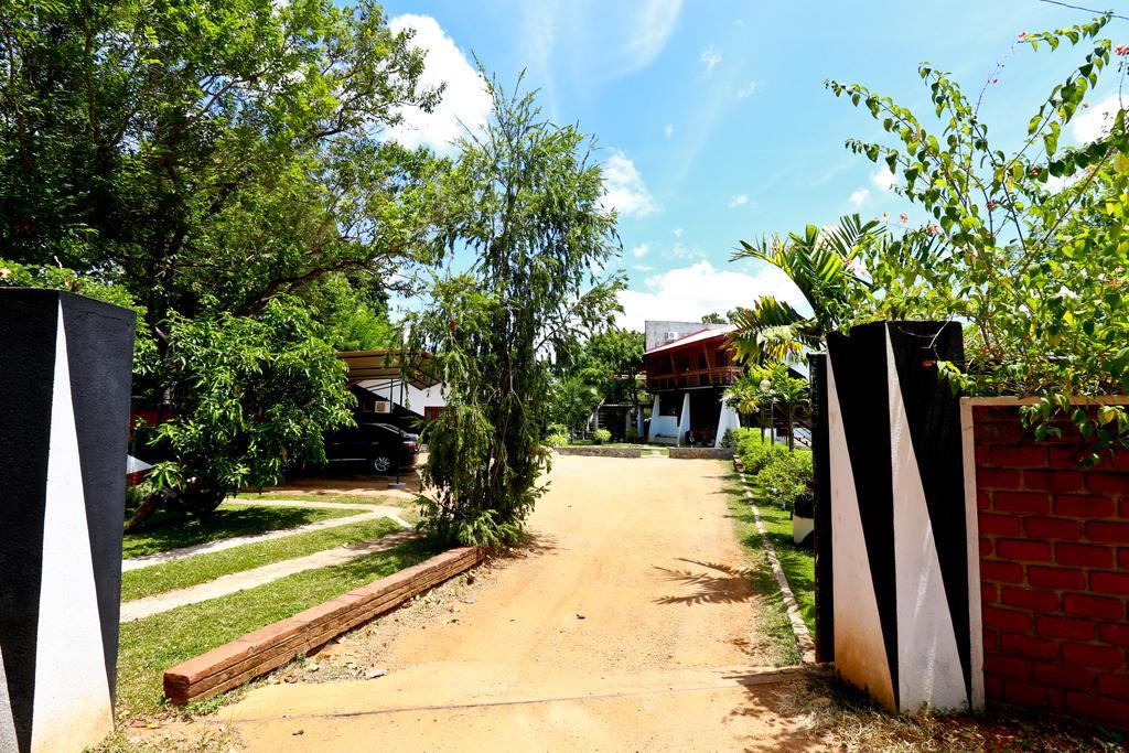 Eco Hotel Black & White - Anuradhapura Mihintale Kültér fotó