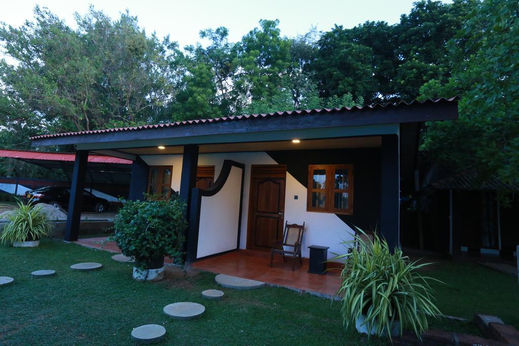 Eco Hotel Black & White - Anuradhapura Mihintale Kültér fotó