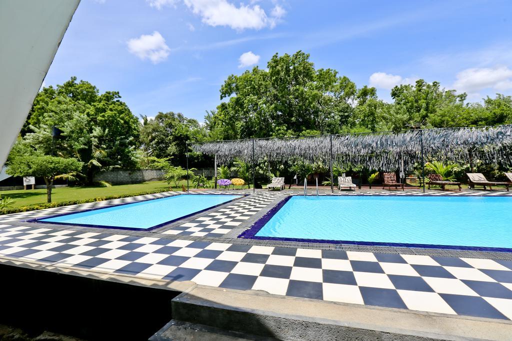 Eco Hotel Black & White - Anuradhapura Mihintale Kültér fotó