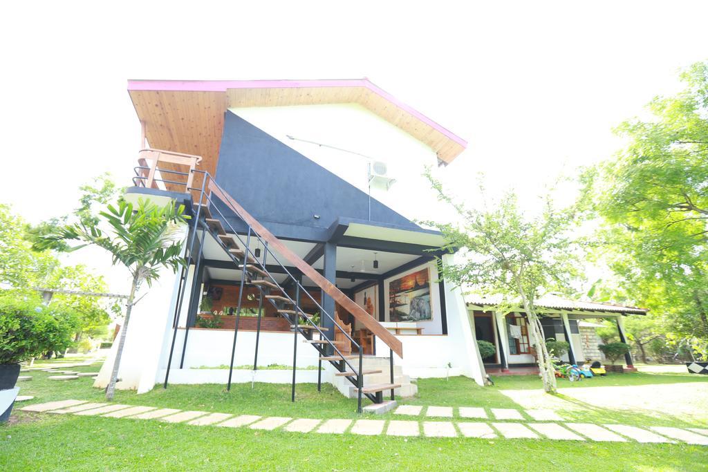 Eco Hotel Black & White - Anuradhapura Mihintale Kültér fotó